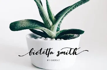 Fioletta Smith font