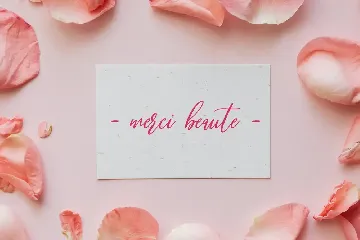 Mondayslove Feminine Signature Font